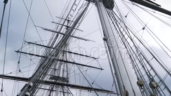 在蓝色多云的天空下关闭了CuttySark船的索具和桅杆行动伦敦格林威治视频的预览图