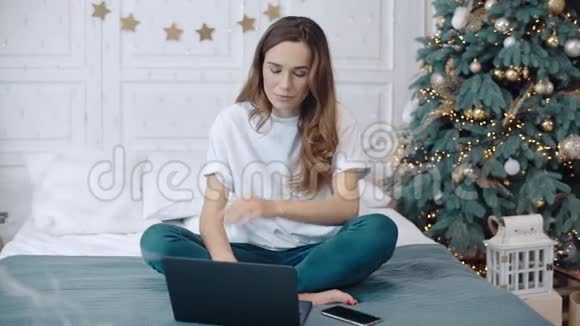 豪宅里的快乐女人笔记本电脑屏幕微笑的女士在看正面新闻视频的预览图