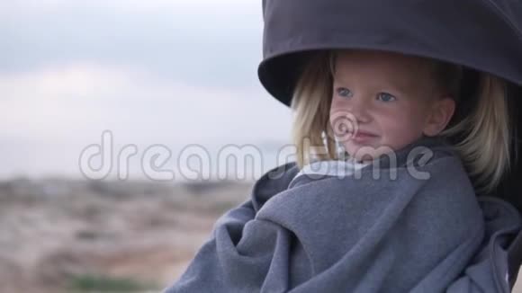 小女孩坐在婴儿车里笑视频的预览图