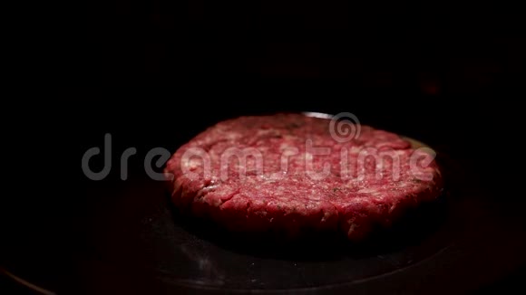 在黑色背景食物和烹饪概念上关闭生汉堡牛肉馅饼库存录像新鲜牛肉片视频的预览图