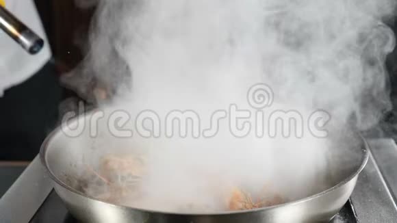 厨师烹饪主菜的特写镜头慢动作准备带火的虎虾火焰式菜肴视频的预览图