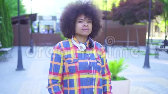 有非洲发型的体贴的非裔美国女人找到了解决办法视频的预览图