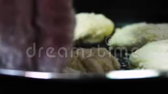 煎饼在锅里炒视频的预览图