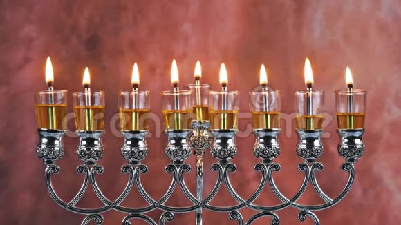犹太节日橄榄油汉努卡蜡烛庆祝梅诺拉视频的预览图