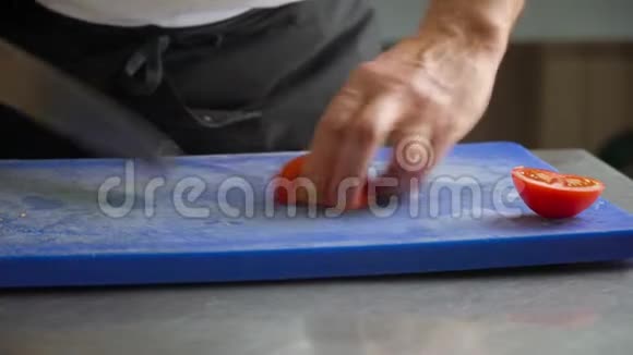 厨师切片番茄蓝切割板视频的预览图