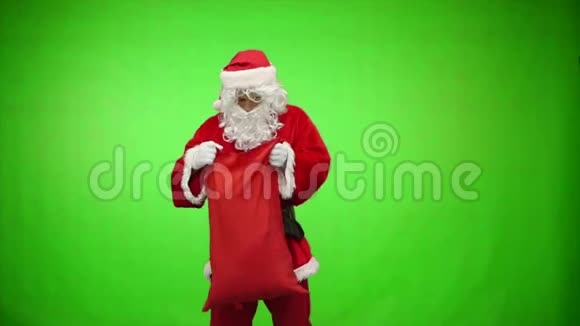 圣诞老人从包里拿礼物色度键视频的预览图