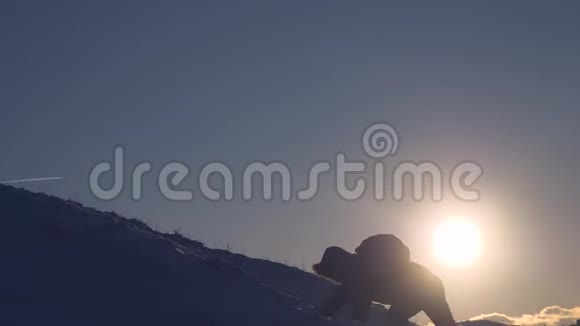 阿皮尼斯人徒步旅行旅行者攀登山峰登山者冬季登山之旅游客站在视频的预览图