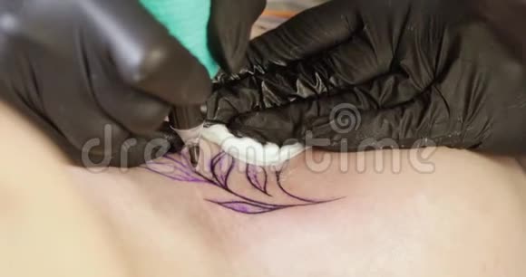 女人用刺青机在皮肤上做纹身追踪模板视频的预览图