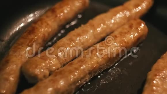 厨房用平底锅煎炸的烤肉香肠概念美味的烤香肠视频的预览图