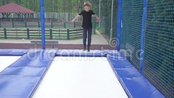 男孩跳在蹦床上做后翻摔倒视频的预览图