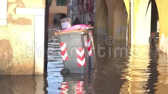垃圾桶在城市里漂浮着水视频的预览图