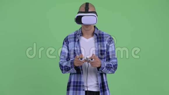 快乐秃顶时髦男人玩虚拟现实耳机游戏视频的预览图