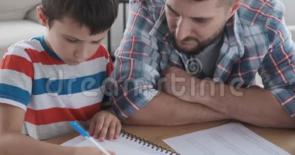 父亲协助儿子做作业视频的预览图
