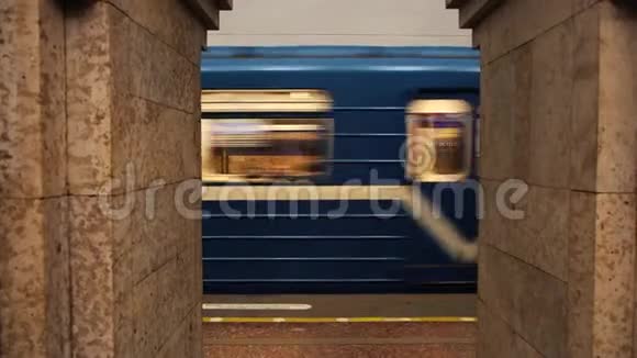 蓝色地下列车的特写从克雷斯托夫斯基岛站出发概念俄罗斯地铁视频的预览图