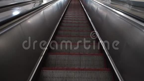 在地下移动的电动扶梯上的楼梯特写概念大城市的交通视频的预览图