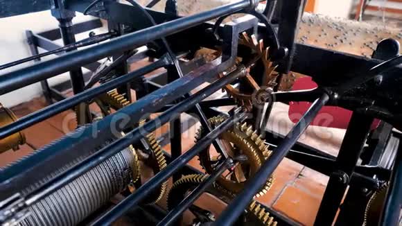 有齿轮的旧机器库存录像具有旧塔钟齿轮的开式机构一个小齿轮通过视频的预览图