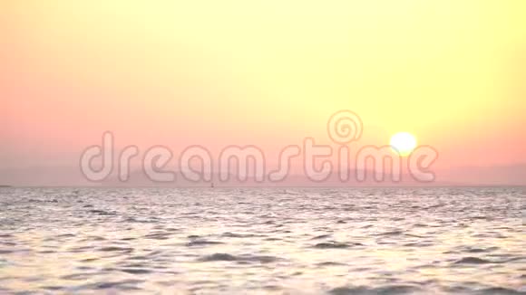 海边五彩缤纷的日落紫色和橙色的天空慢动作视频的预览图