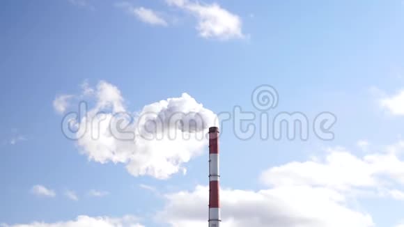阳光明媚的一天烟囱里冒出的烟映在蓝天上环境污染的概念视频的预览图