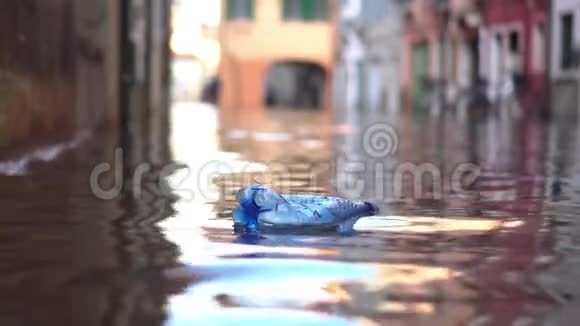 瓶子漂浮在被淹城市的水面上视频的预览图