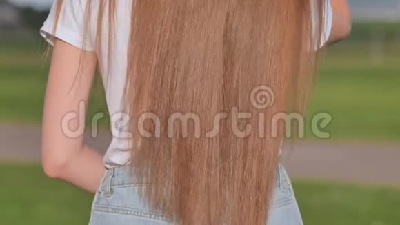 棕色头发的女孩她的头发站在后面视频的预览图