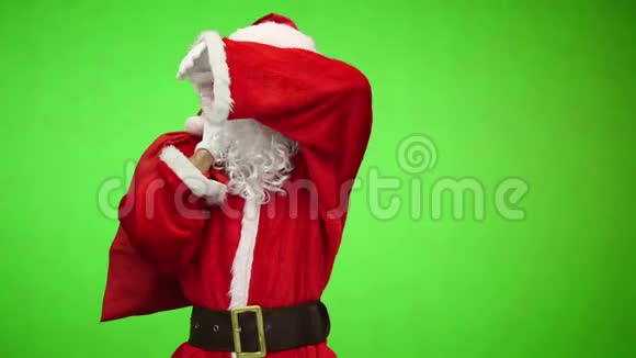 铬钥匙戴着白手套的圣诞老人背着一个带着礼物的红色袋子视频的预览图