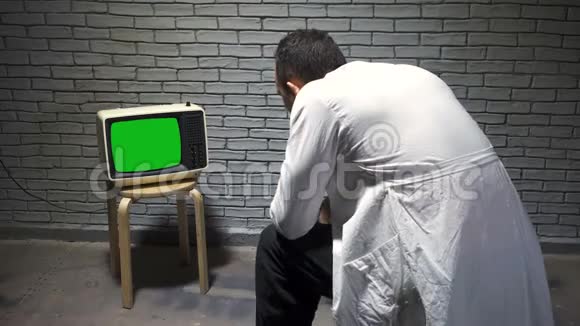 科学家男子看复古电视录像视频的预览图