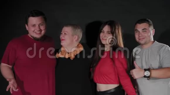 一个老年妇女一个年轻女孩和两个男人拥抱和笑快乐的朋友视频的预览图