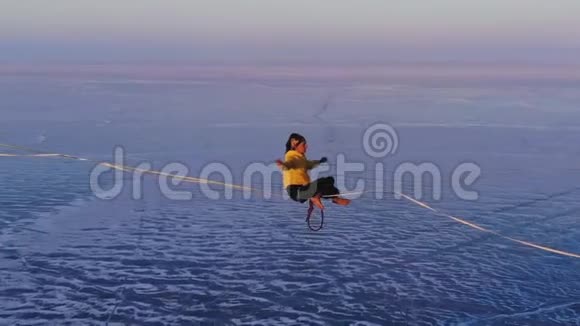一个女人坐在高高的山上伸展的吊带上沉思视频的预览图