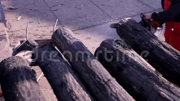 工人用电锯切割原木视频的预览图