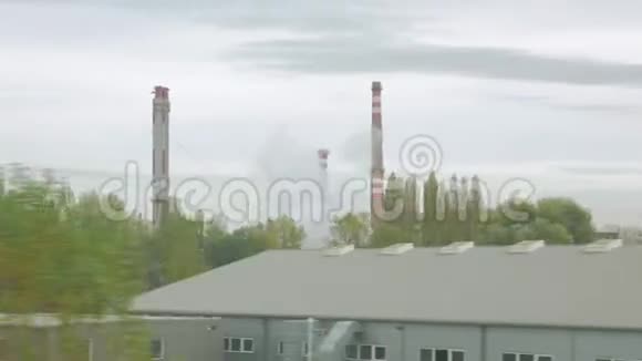 工业管道排放烟雾视频的预览图