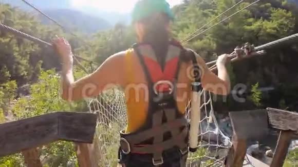 享受穿越峡谷河的极端冒险的女人视频的预览图