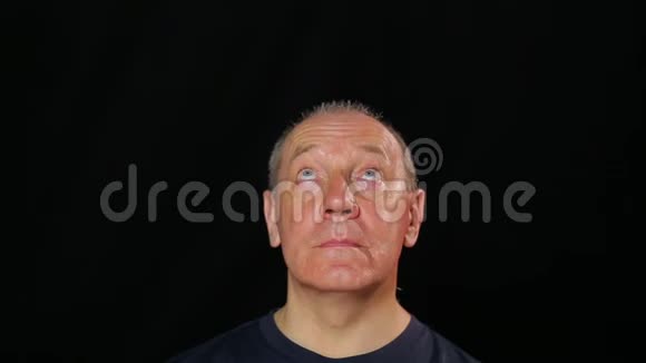 一个人通过提高和降低目光来锻炼眼睛视频的预览图