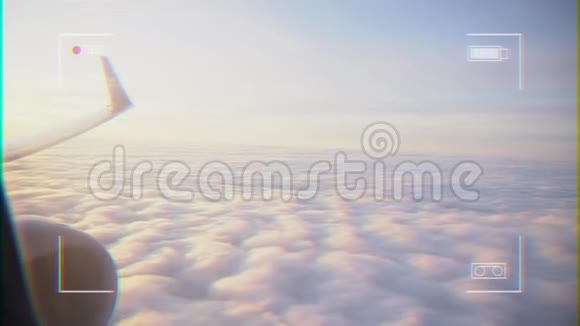 从一架飞机的窗户透过摄像机看到夜空和云彩录像录像拍摄视频的预览图