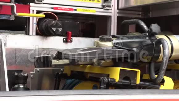 消防车里的一套工具视频的预览图