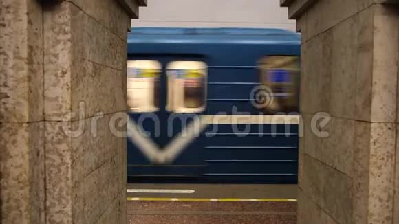 蓝色地下列车的特写从克雷斯托夫斯基岛站出发概念俄罗斯地铁视频的预览图
