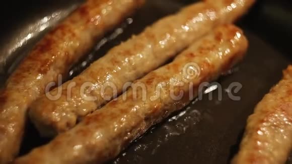 厨房用平底锅煎炸的烤肉香肠概念美味的烤香肠视频的预览图