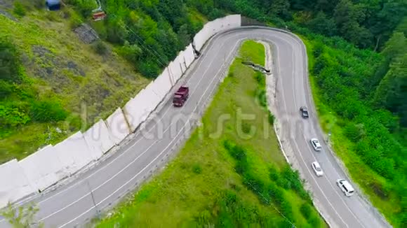 卡车沿着蛇形公路行驶场景绿色背景下沿蛇形上坡行驶的卡车俯视图视频的预览图