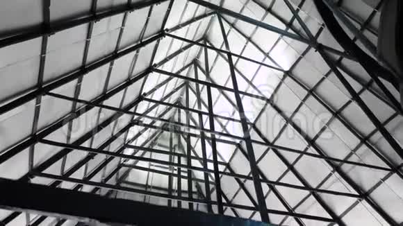 带有铁梁的三角形屋顶库存录像多梁三角屋面金属结构底视图根据视频的预览图