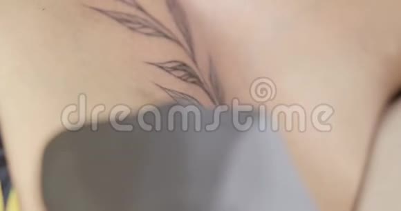纹身师傅正在用机器手特写完成皮肤上的纹身视频的预览图