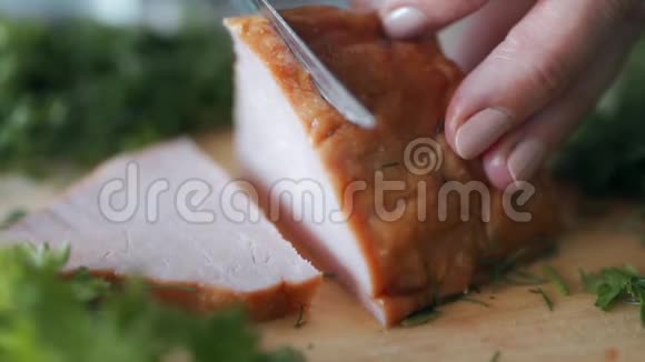 厨师手把熏猪肉切成块视频的预览图