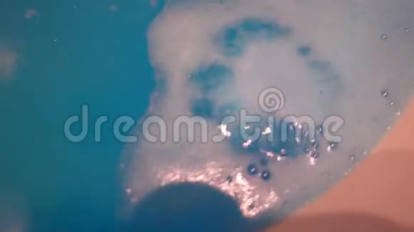 蓝色泡沫在水中的运动和气泡视频的预览图