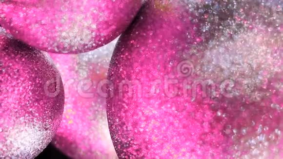 优雅的粉红色和灰色圣诞树玩具节日背景寒假概念靠近五颜六色的摇曳视频的预览图