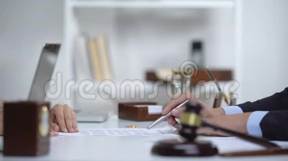 律师向妇女出示离婚文件法律咨询视频的预览图