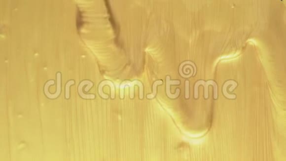 金色丙烯酸涂料流动视频的预览图