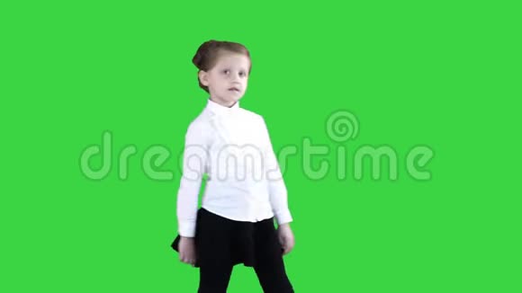 穿着白色衣服的小女孩在绿色屏幕上摆姿势铬钥匙视频的预览图