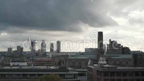 在灰色多云的天空下可以俯瞰伦敦的工厂摩天大楼和建筑行动伦敦视频的预览图