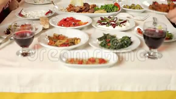 晚餐桌和地中海食品视频的预览图