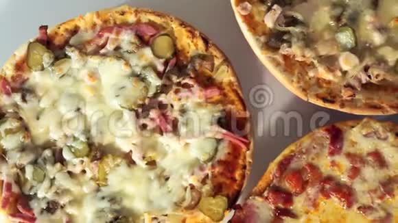 披萨圈的顶部有香肠西红柿辣椒特写视频的预览图