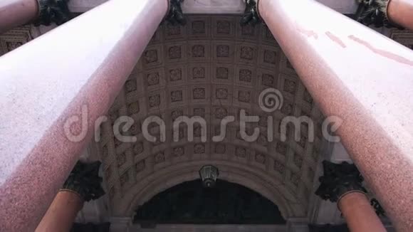 圣艾萨克大教堂入口处美丽雕刻柱和天花板的特写概念圣艾萨克视频的预览图