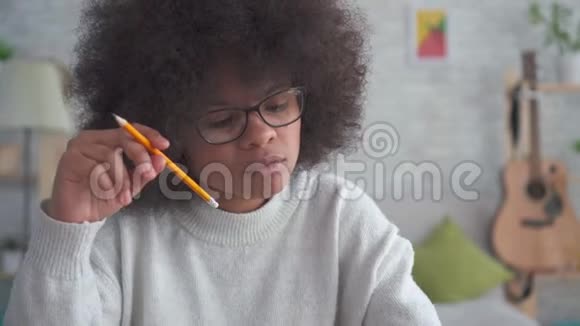 美国黑人妇女肖像留着非洲发型手拿铅笔视频的预览图